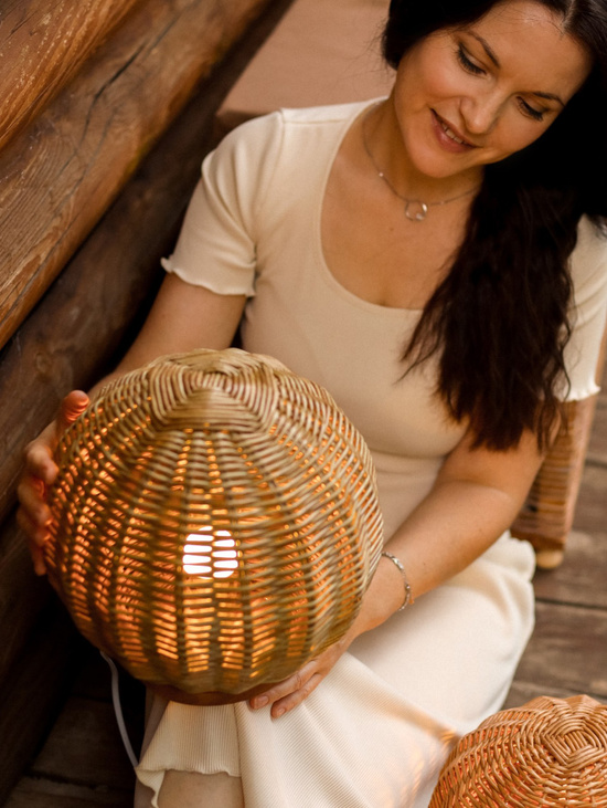 Ночник плетёный на деревянной подстаке