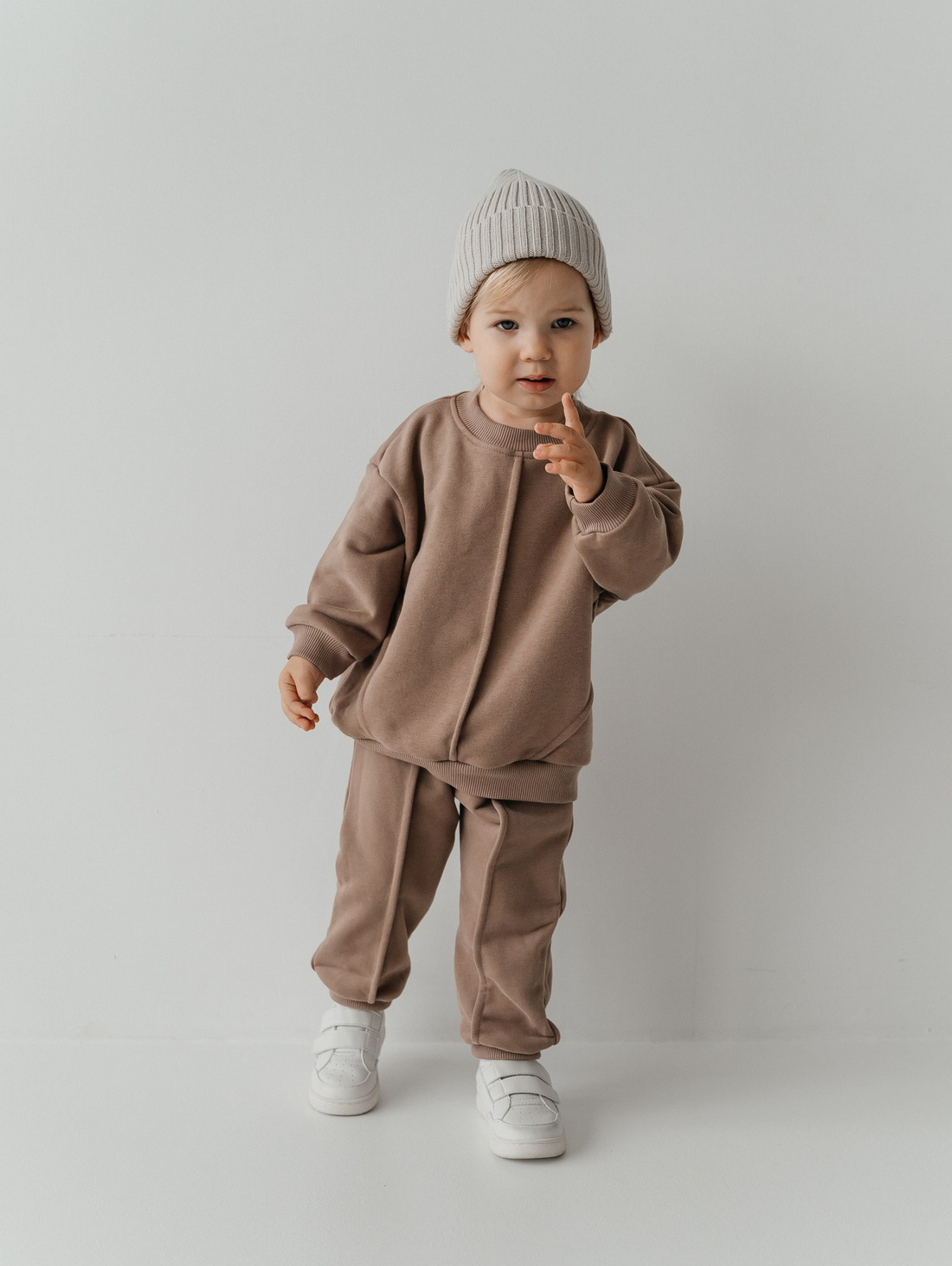 Шоколадный костюм с защипами: свитшот и джоггеры - фотография товара