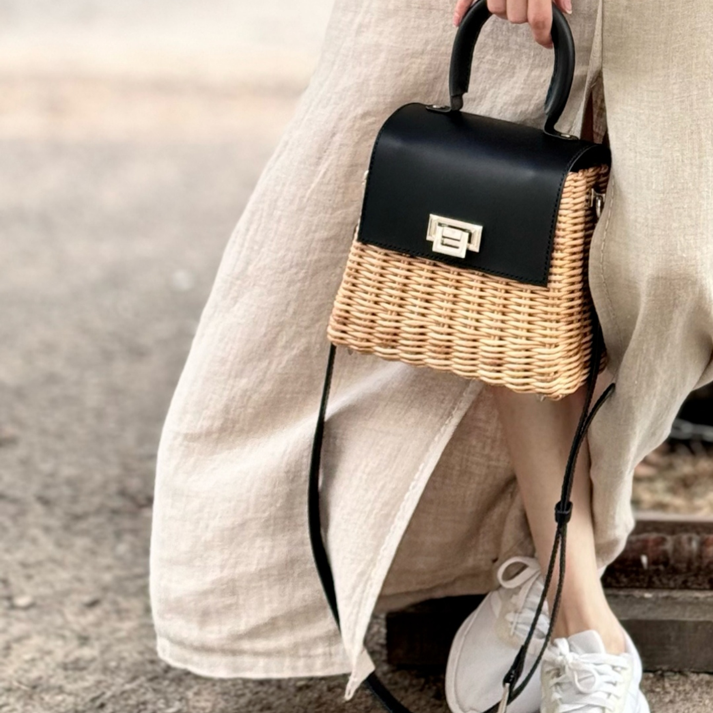 Женская плетеная сумка с кожаным клапаном - фотография товара