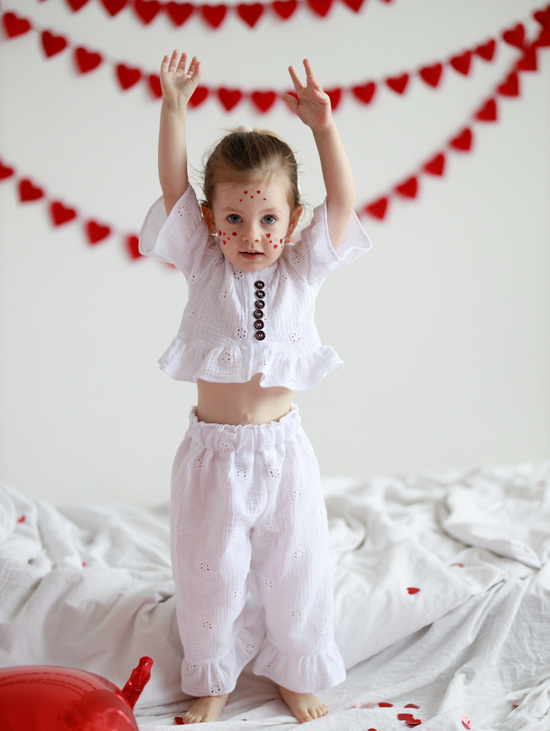 Костюм из муслина в белом  цвете для девочки