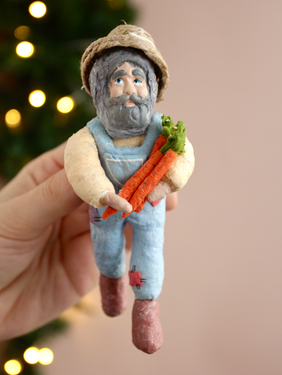 Ватная ёлочная игрушка "Фермер с морковками"