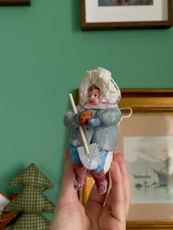 Ватная ёлочная игрушка "Мальчик с лопатой"