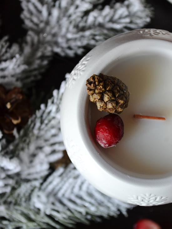 Ароматическая свеча Елочный шар "Зимний клюквенный лес"