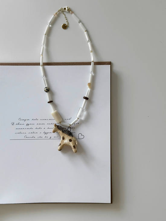 Колье «Жираф» с подвеской из керамики