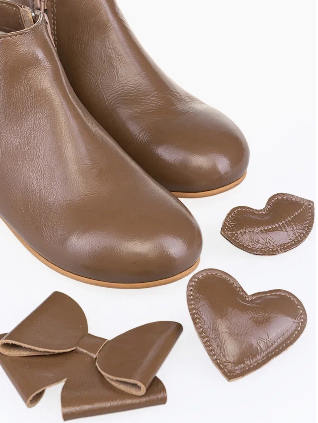 Лаковые шоколадные ботиночки - фотография товара