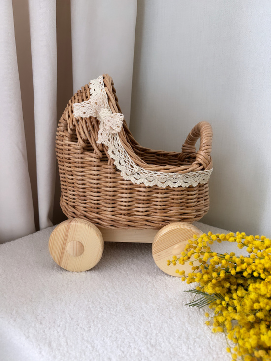 Плетеная коляска для кукол 23 см с постелькой