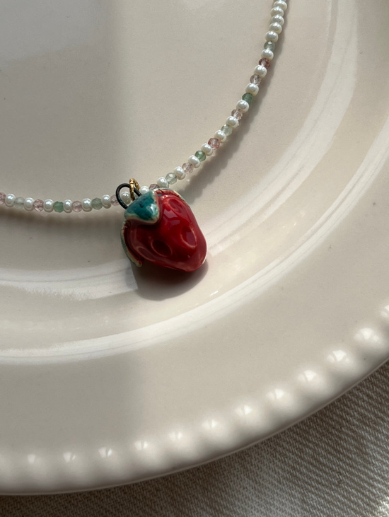 Колье «Клубничка» с керамической подвеской