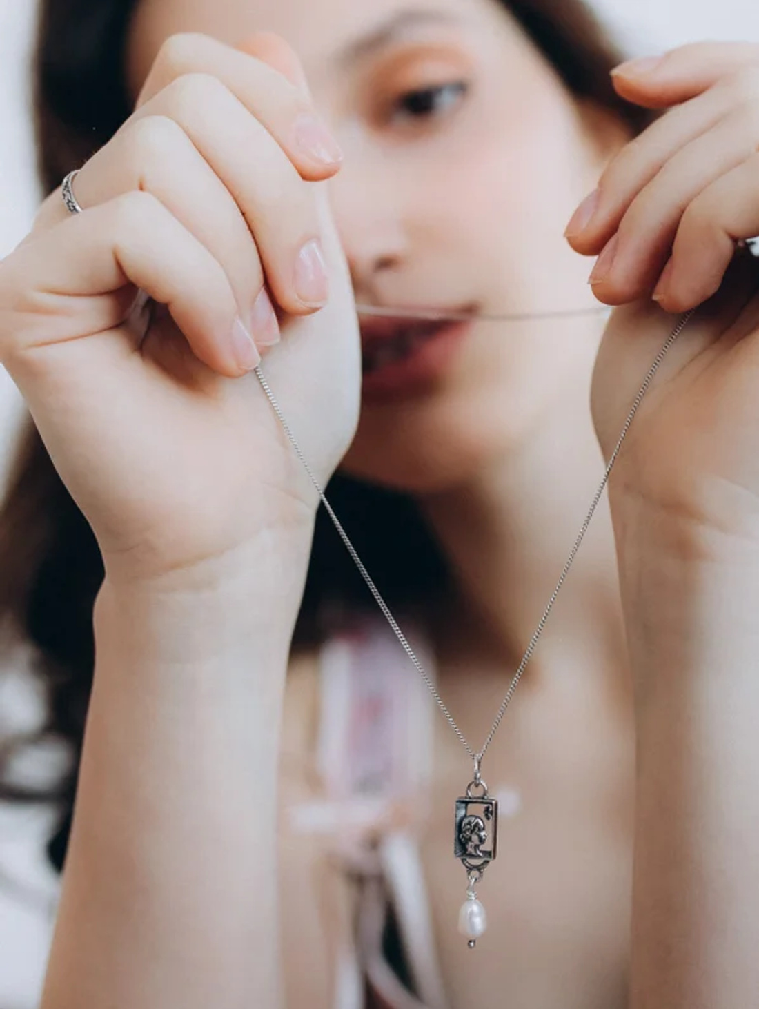 Подвеска "Девушка в окне" - фотография товара