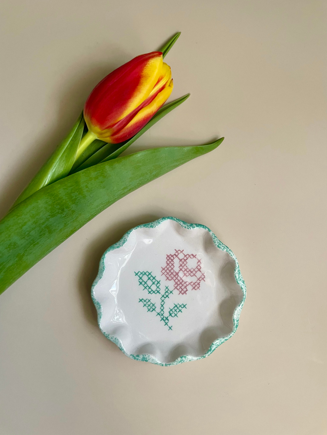 Блюдце для колец «Роза - вышивка крестиком» - фотография товара
