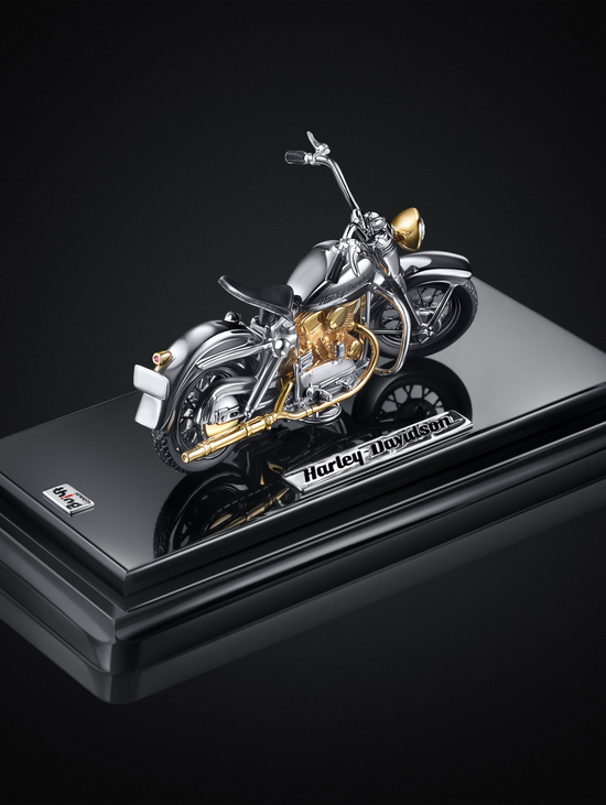 Серебряная модель мотоцикла Harley Davidson