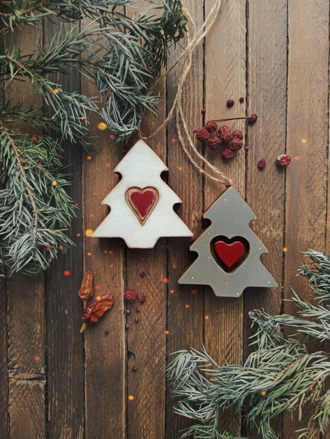 Елочная игрушка "Ёлочка малая" с вырезанным сердечком с двух сторон - фотография товара