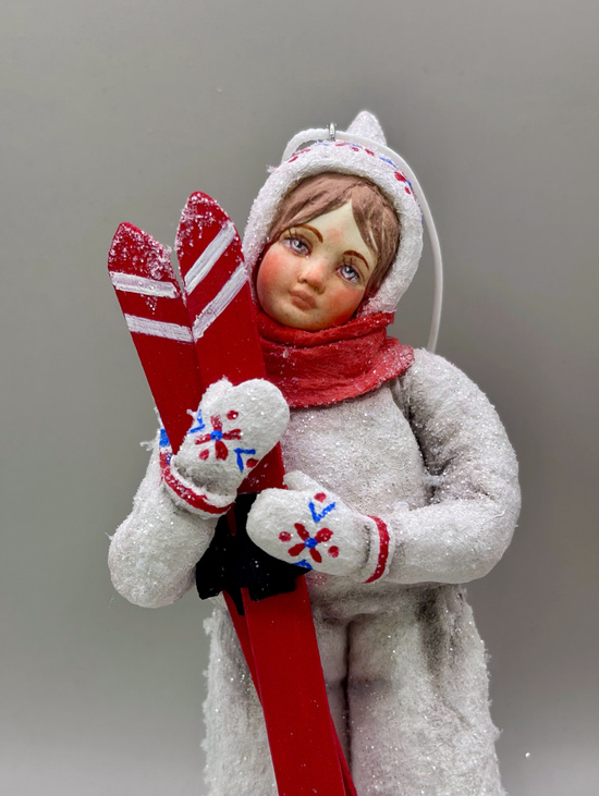 Ватная игрушка "Лыжница"