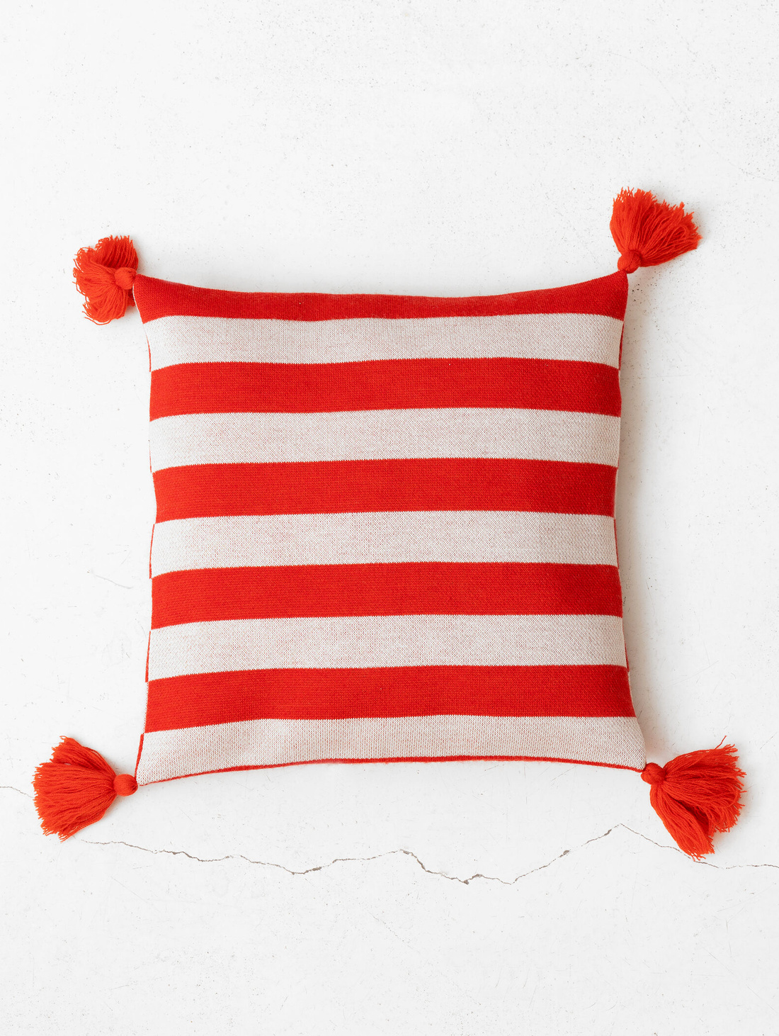 Подушка декоративная красно-молочная 40*40 - фотография товара