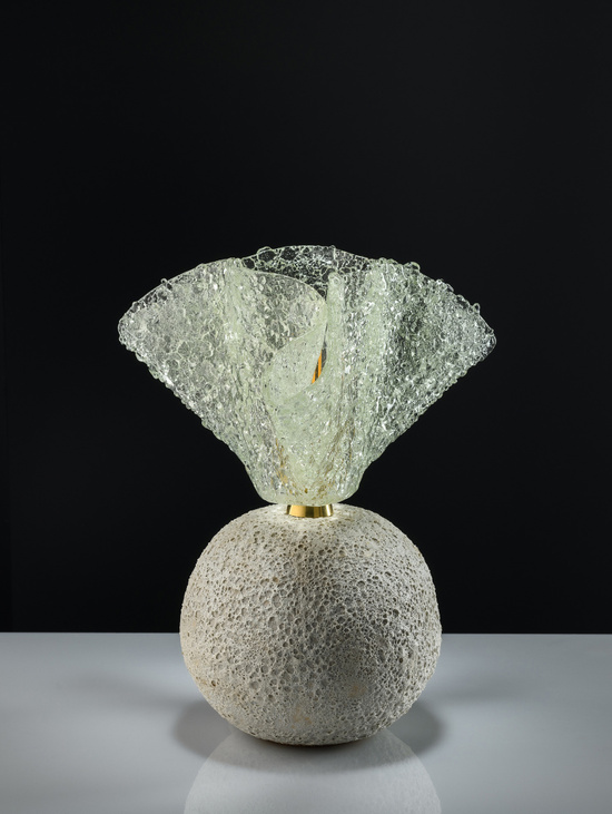 Белый светильник с круглым основанием из серии «Форма жизни»