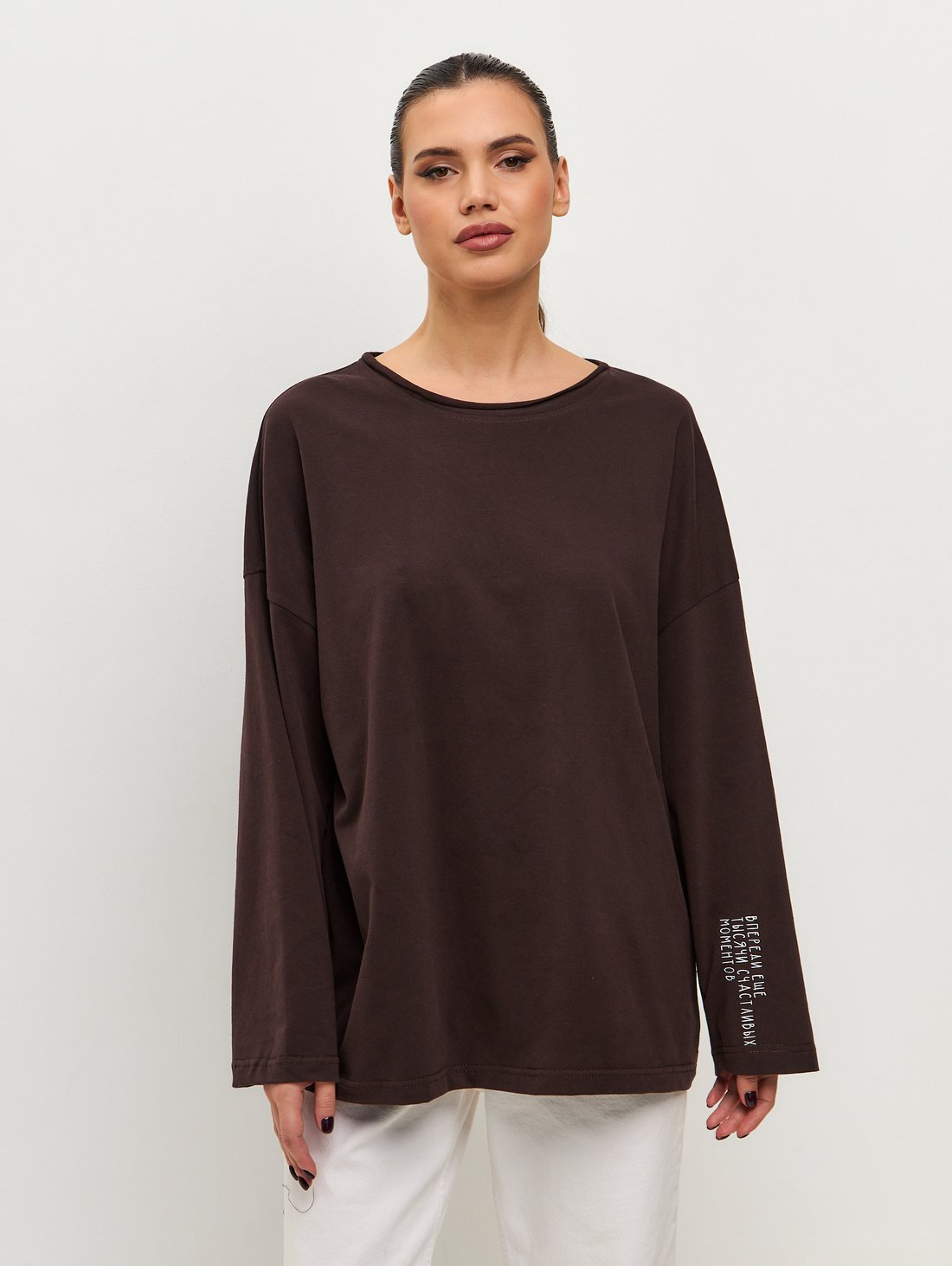 Лонгслив в шоколадном цвете "Впереди еще тысяча счастливых моментов" - фотография товара