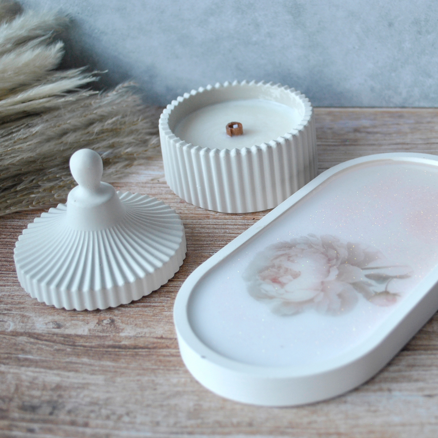 Свеча ароматическая "Белый пион и шкатулка" - фотография товара