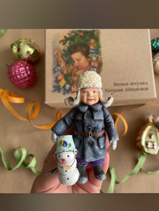 Ватная елочная игрушка мальчик со снеговиком