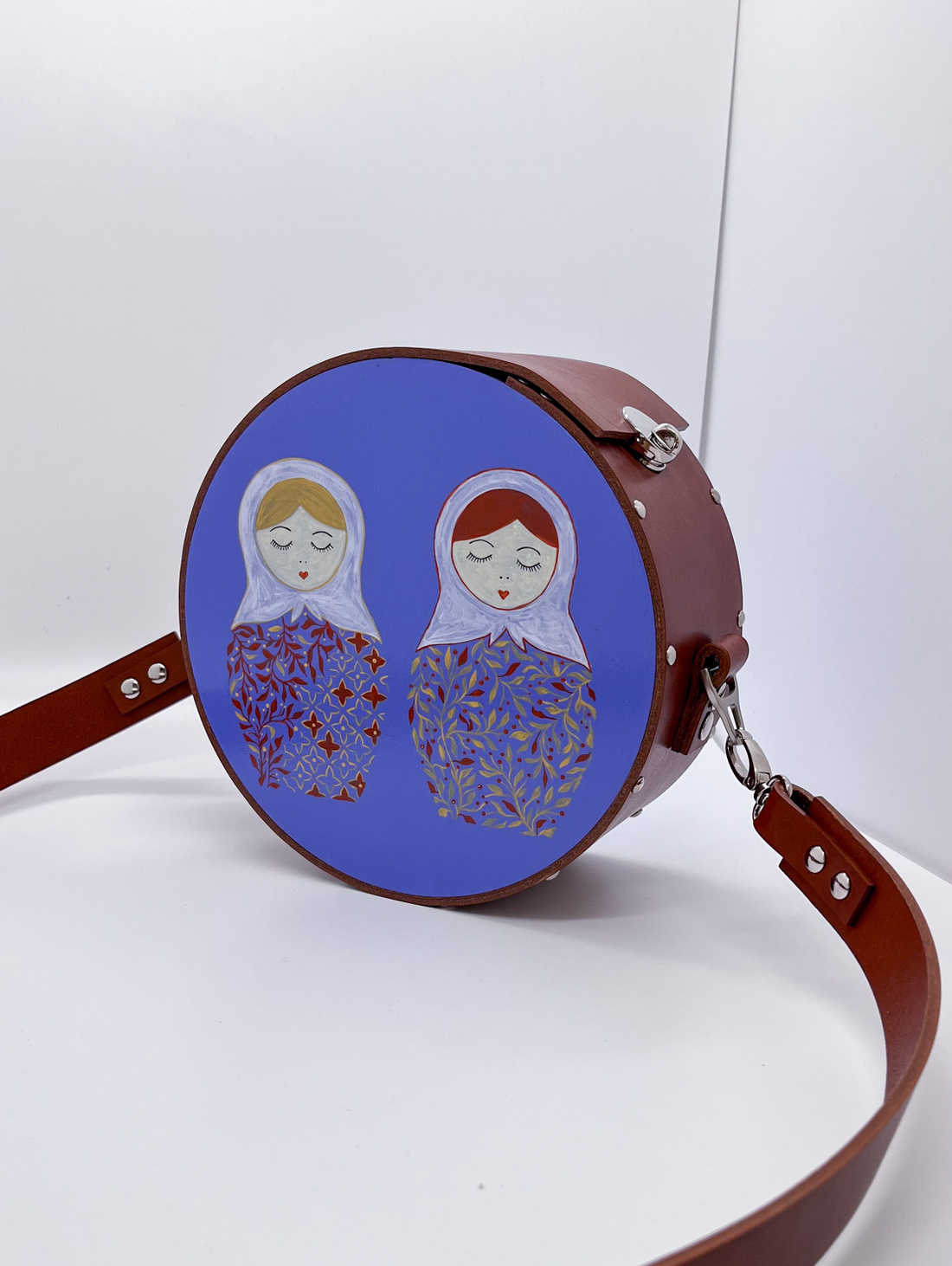 Женская круглая сумка с матрёшка и из дерева и кожи - фотография товара
