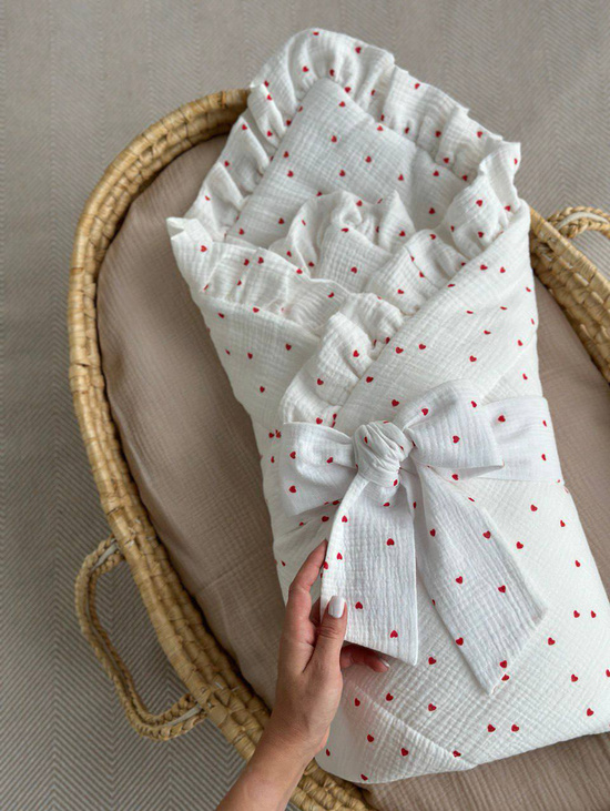 Комплект на выписку из муслина "Красные сердечки" с комбинезоном