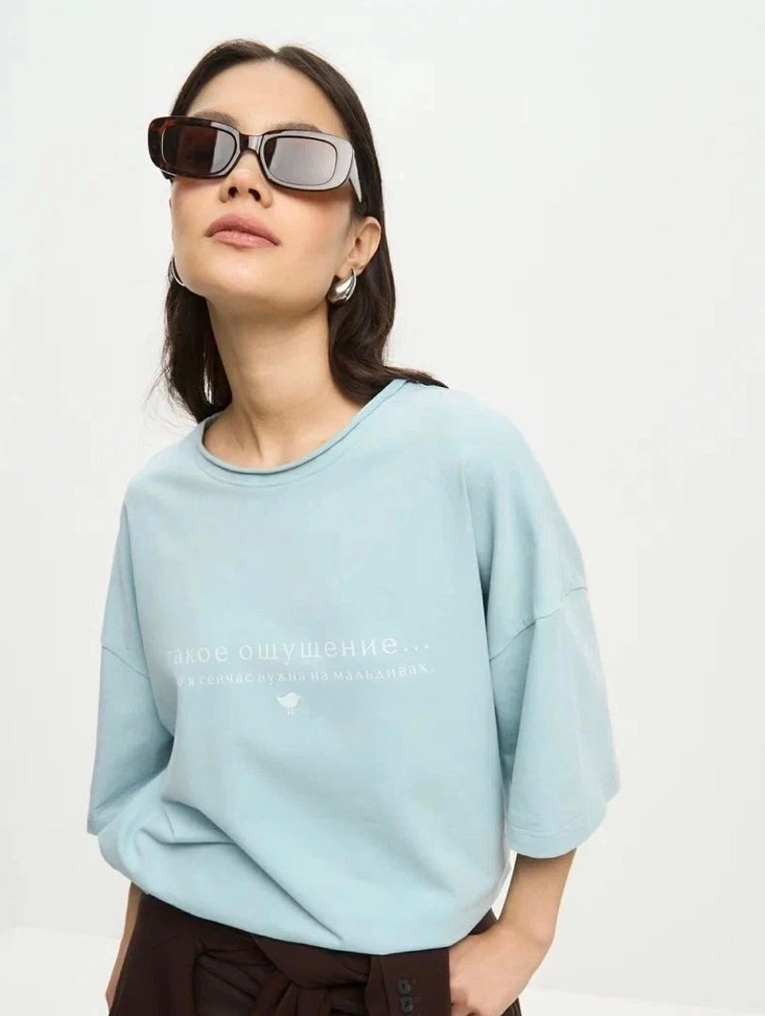 Футболка небесного цвета с мальдивским принтом - фотография товара