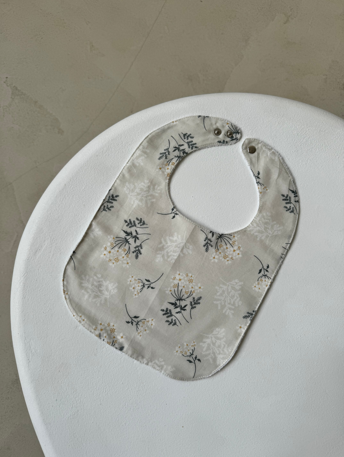 Непромокаемый слюнявчик «Ромашка» - фотография товара