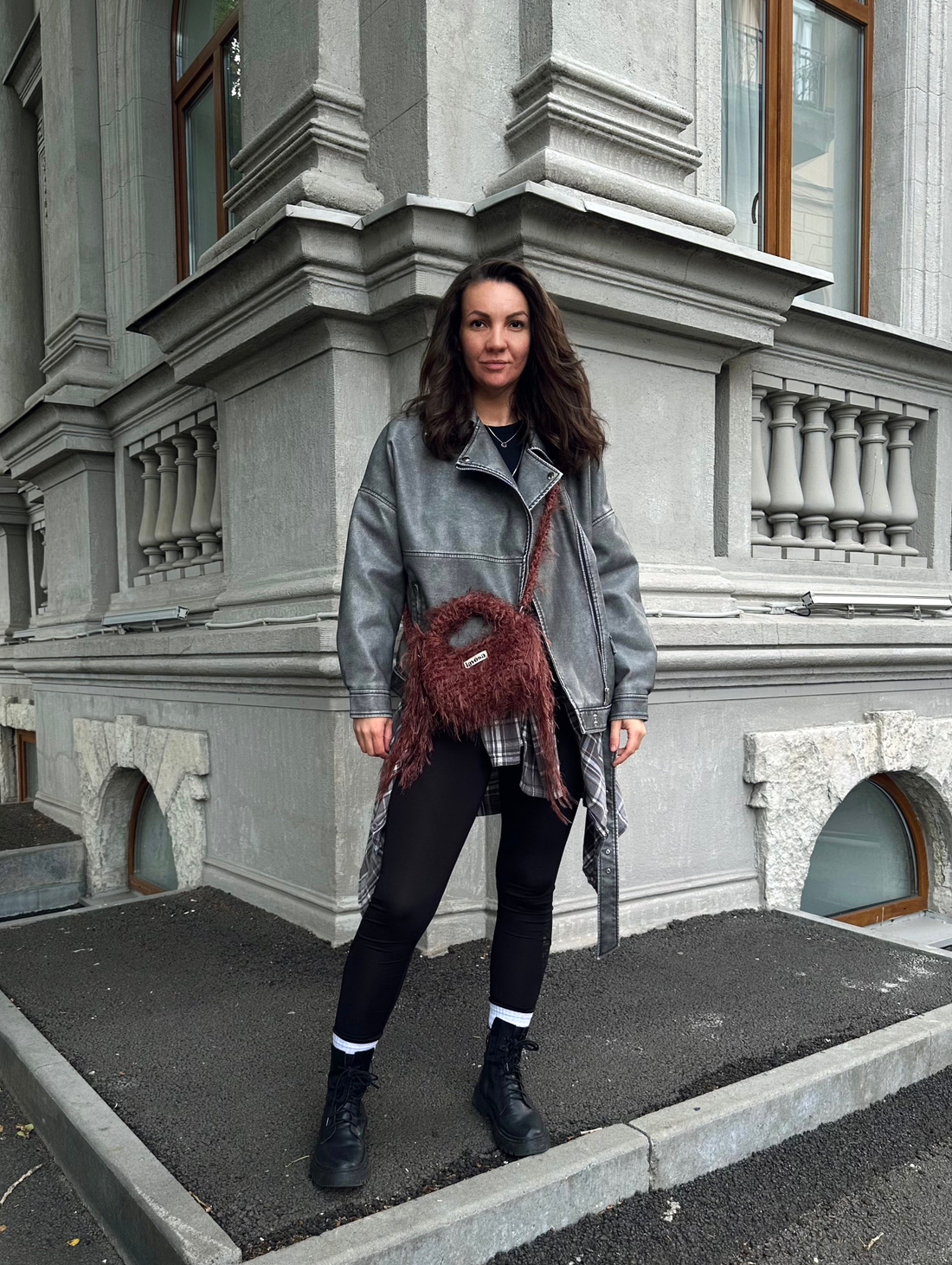 Сумка кросс-боди пушистая каштановая "Love" - фотография товара