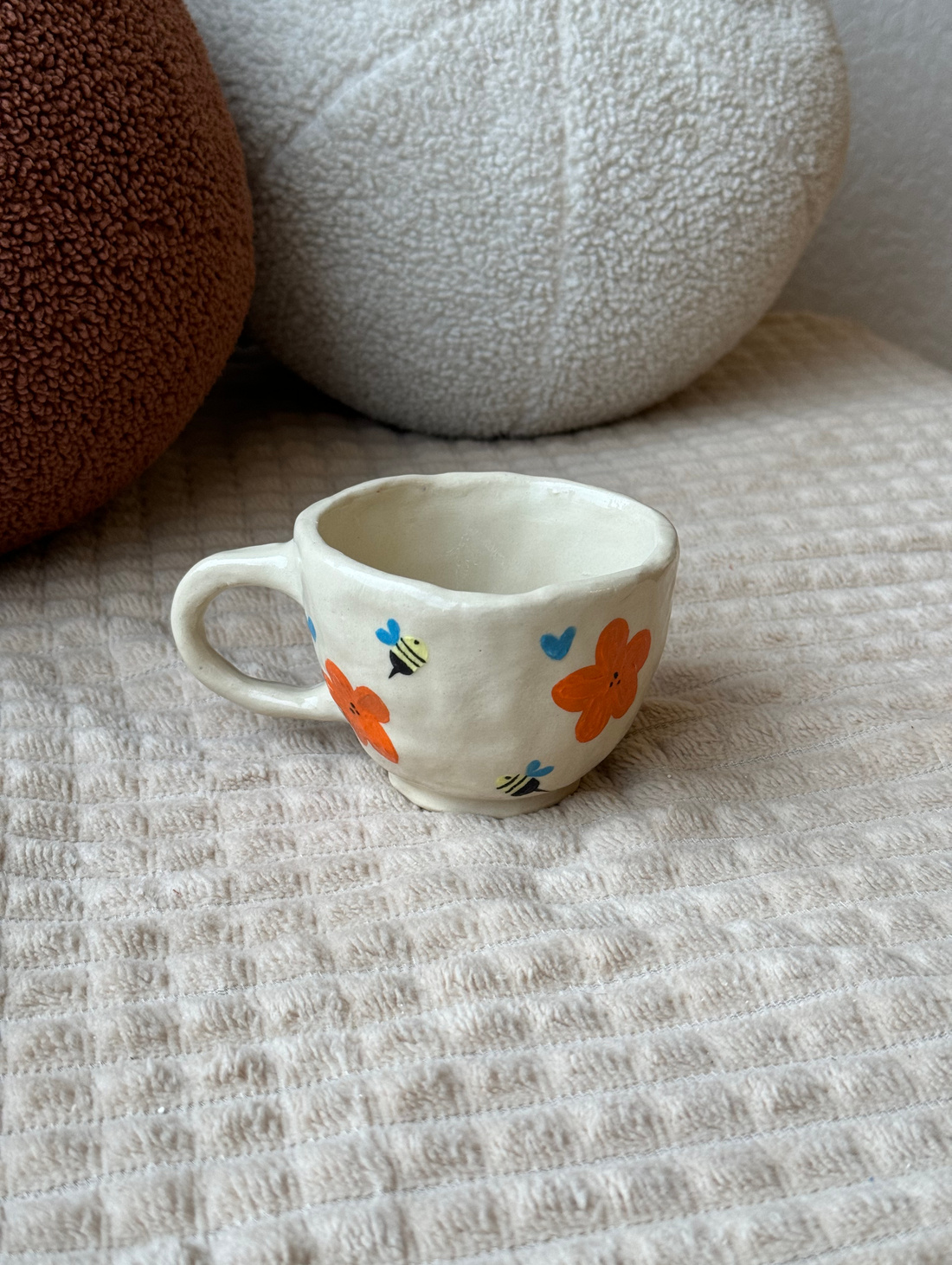 Кружка "Пчелки с цветочками" - фотография товара