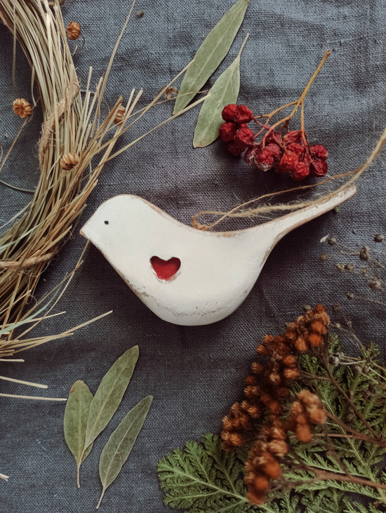 Елочная игрушка "Птичка большая с вырезанным сердечком с двух сторон".