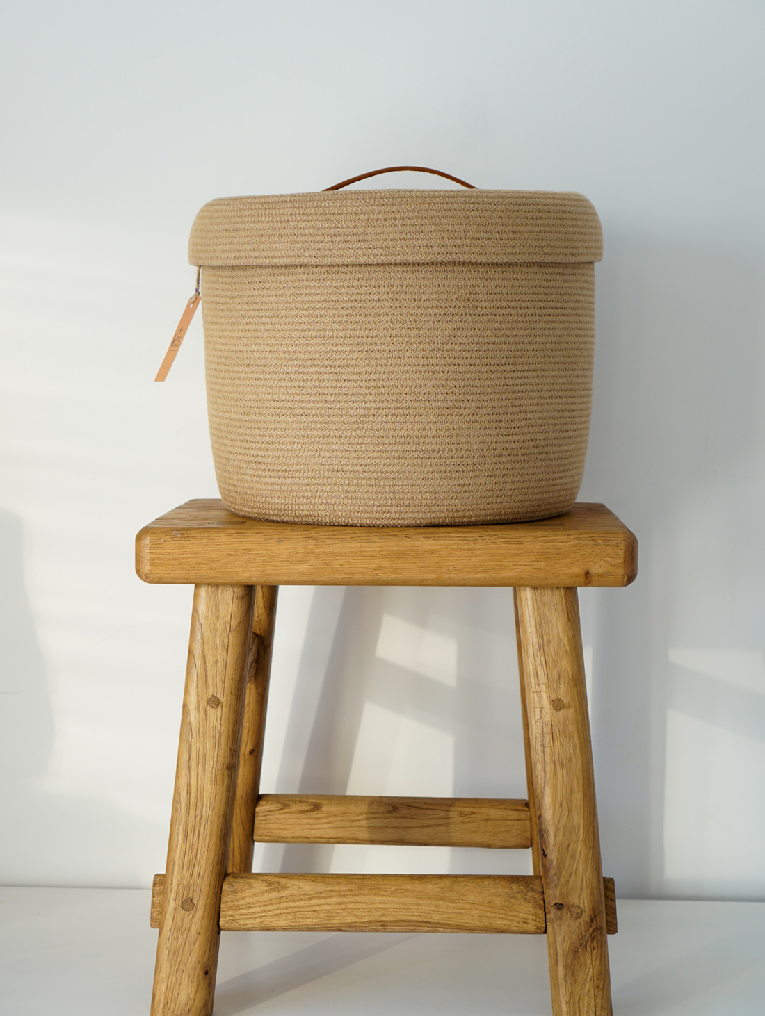 Большая интерьерная корзина с крышкой и кожаной ручкой, бежевая - фотография товара