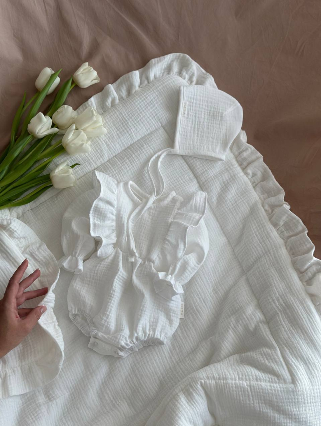 Комплект на выписку из муслина "Белый" с боди - фотография товара