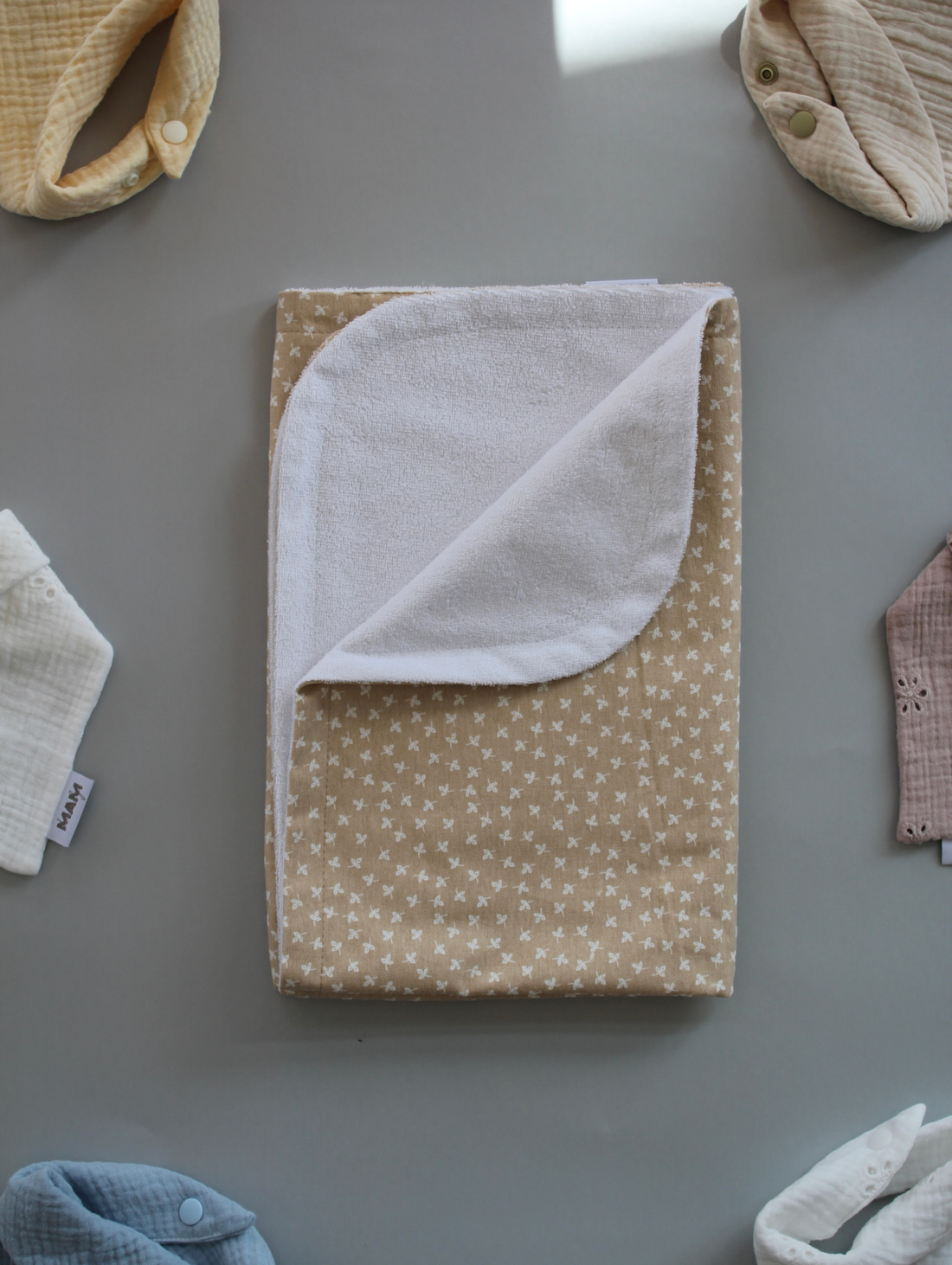 Непромокаемая пеленка «Листья» - фотография товара