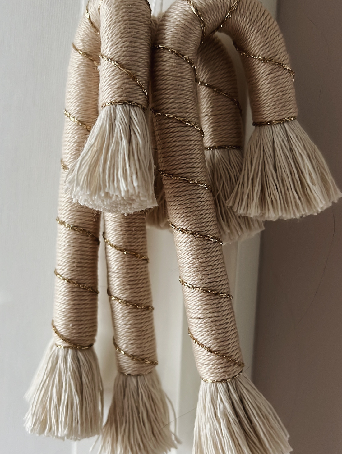 Карамельные тросточки молочного оттенка - фотография товара