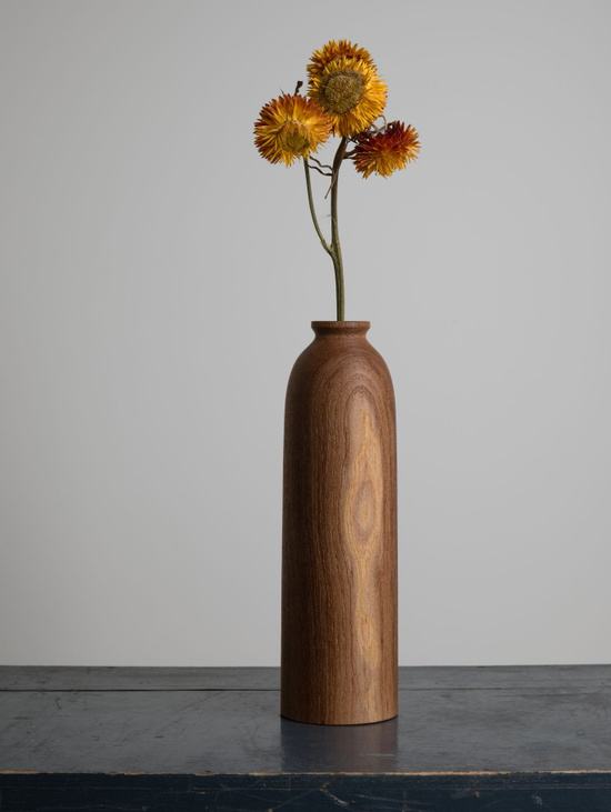 Ваза из дерева в минималистичном дизайне