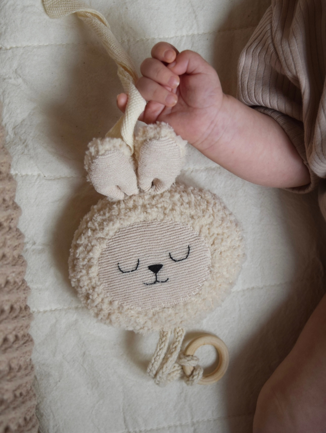 Подвесная погремушка 3в1 "Зайчик" в медовом оттенке - фотография товара