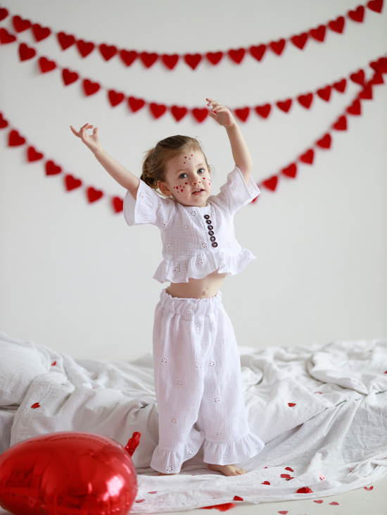 Костюм из муслина в белом  цвете для девочки