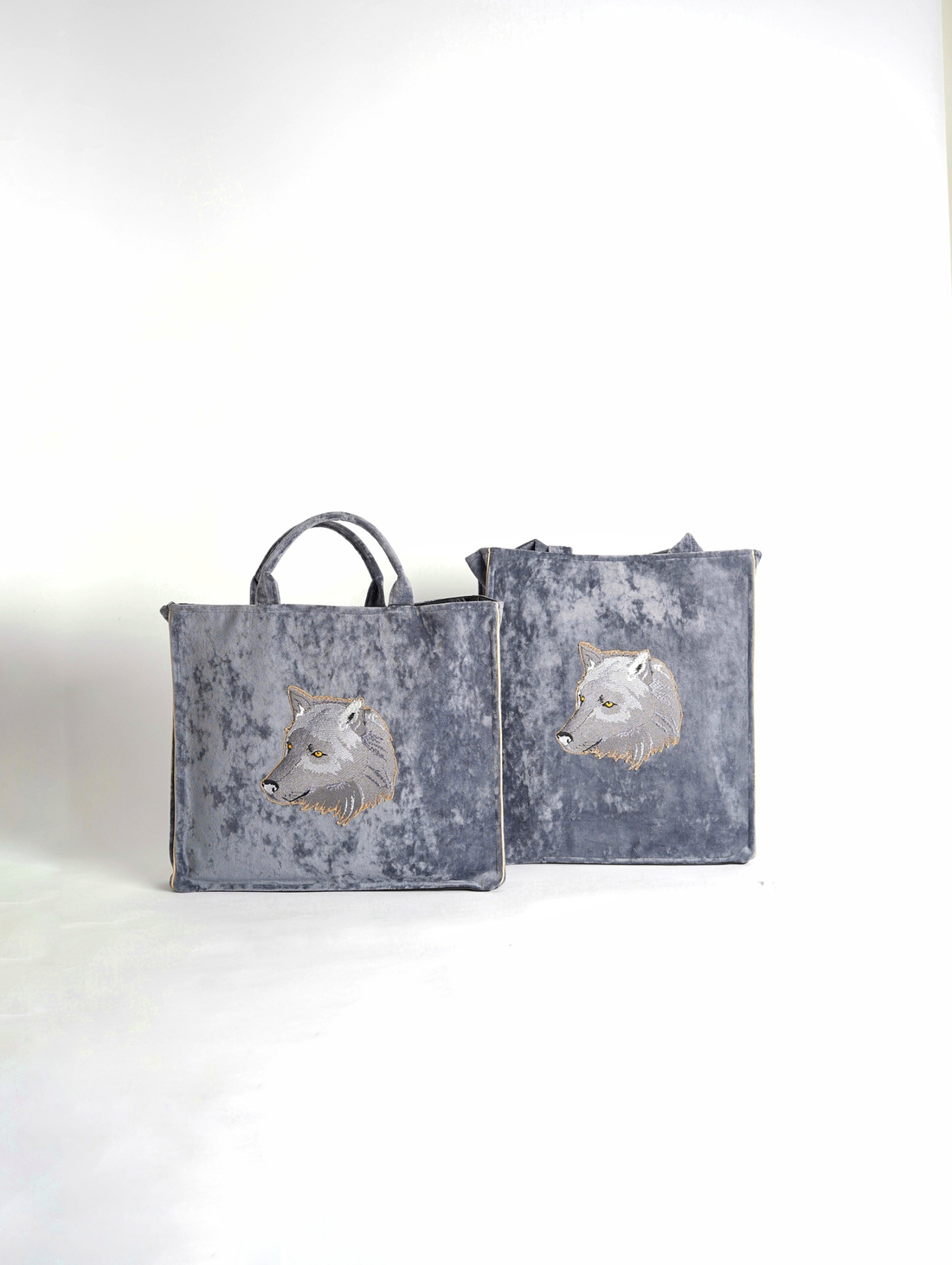 Сумка-шоппер из бархата "Волк" - фотография товара