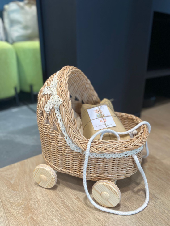 Плетеная коляска для кукол 30 см с постелькой. Люлька для кукол