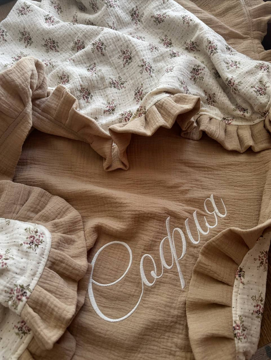 Именной плед с рюшей из муслина