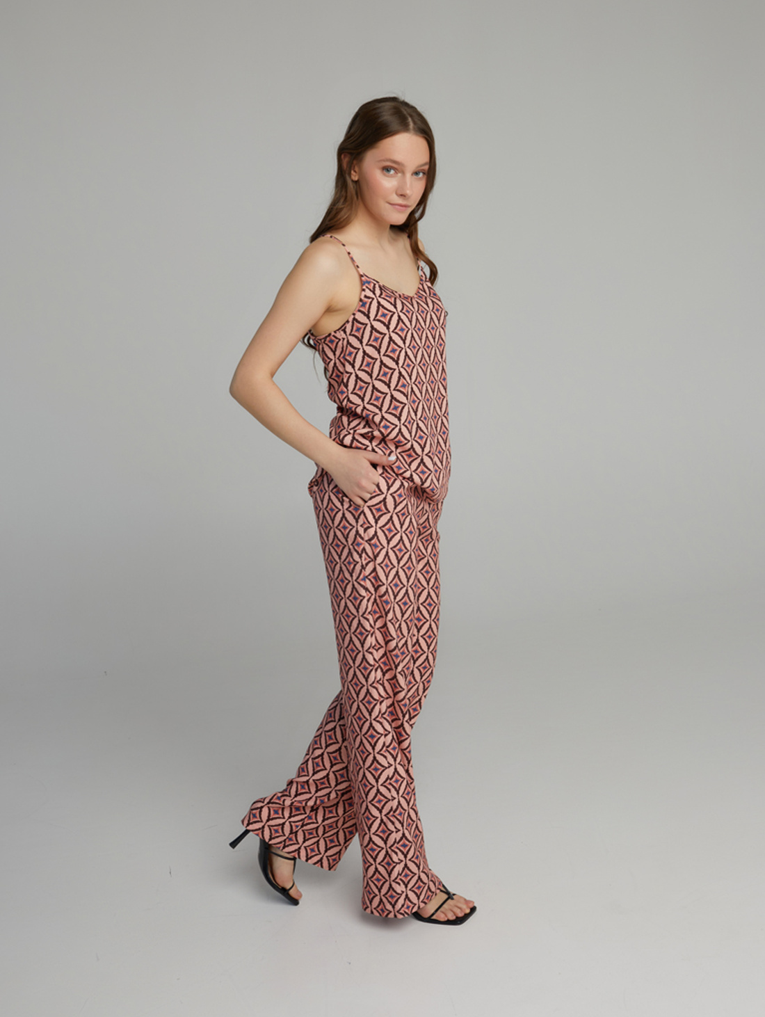 Брюки из струящегося штапеля ромбы на розовом - фотография товара