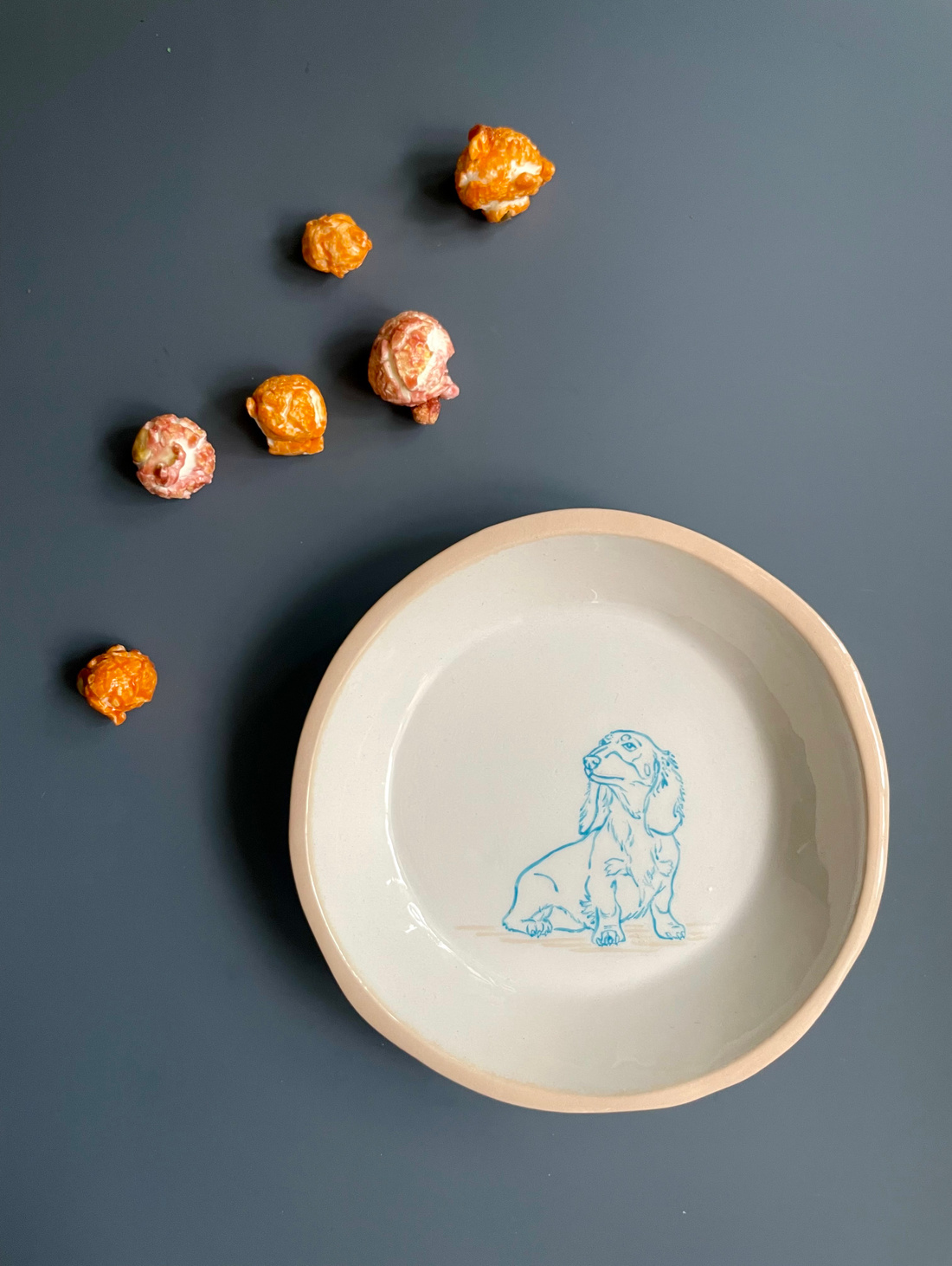 Тарелка керамическая «Такса-мечтательница» - фотография товара