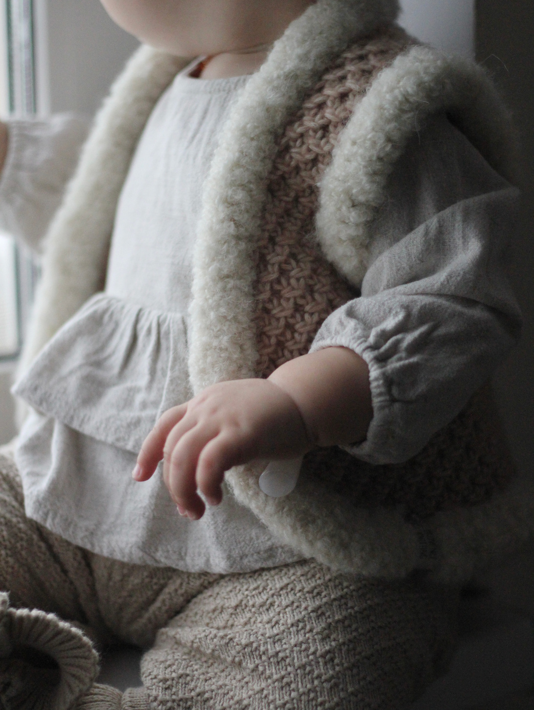 Вязаная детская жилетка «Натали» - фотография товара