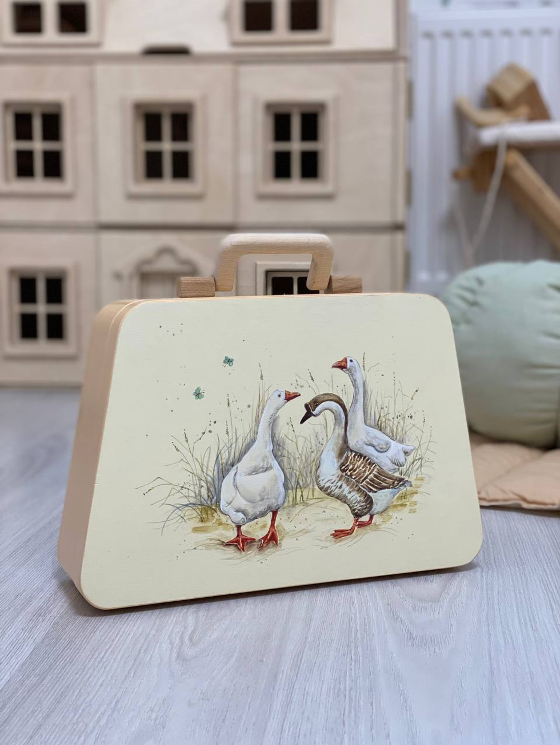 Чемодан с интерьерной росписью "Гуси" - фотография товара