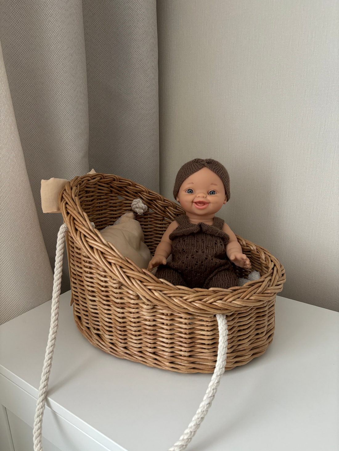 Плетеная люлька переноска для кукол 32 см - фотография товара