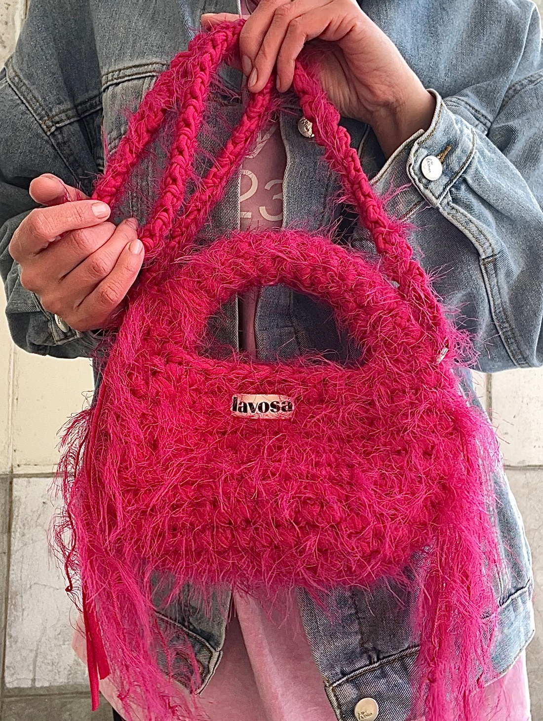 Сумка кросс-боди пушистая малиновая "Love" - фотография товара