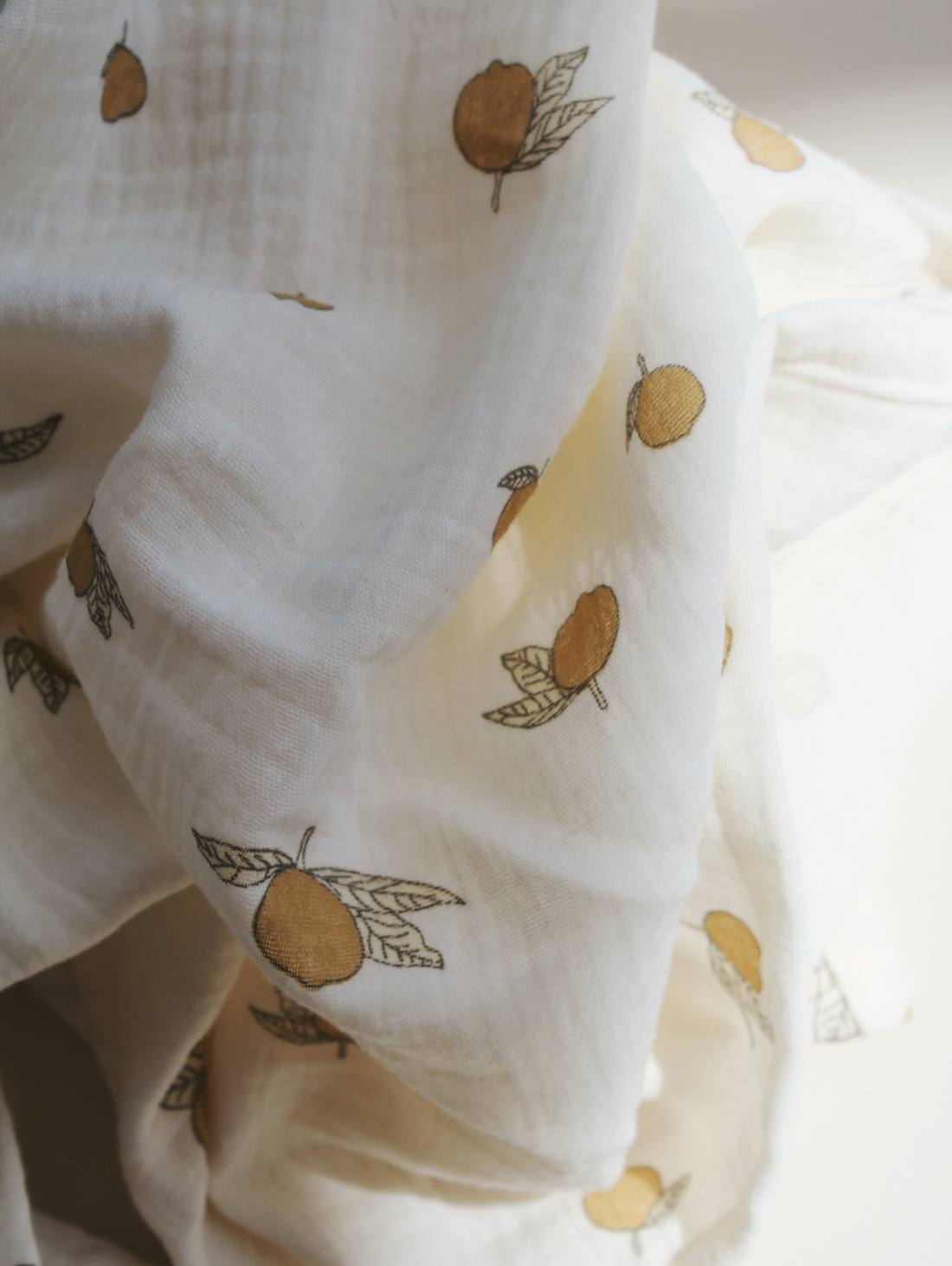 Муслиновая пеленка на кнопке, цвет "лимоны" - фотография товара