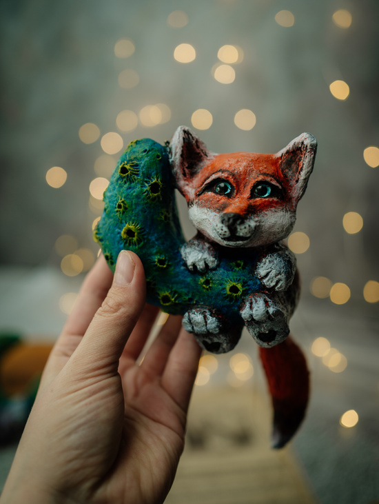 Елочная игрушка "Лиса на луне с болтающимся хвостиком"