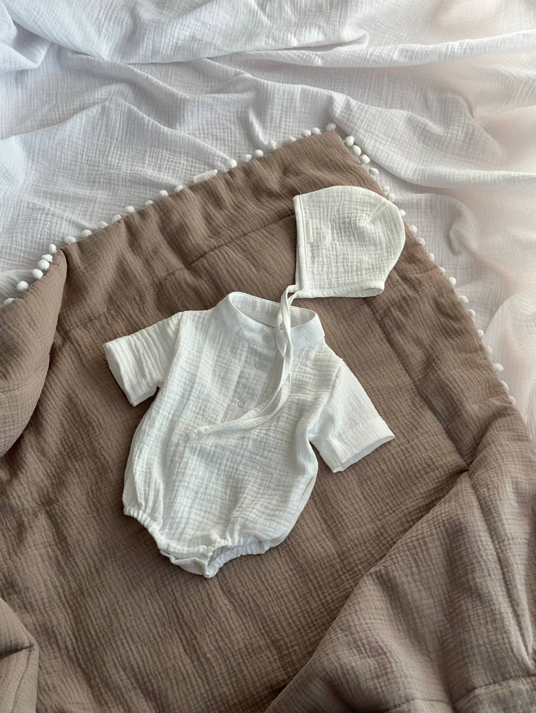 Комплект на выписку из муслина "Мокко" с боди - фотография товара