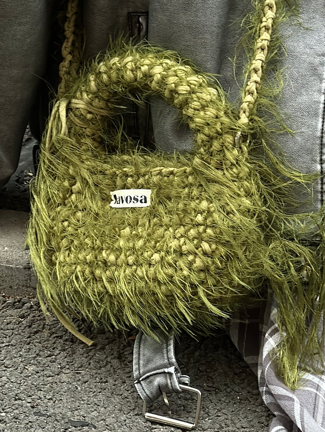 Сумка кросс-боди пушистая оливковая "Love" - фотография товара