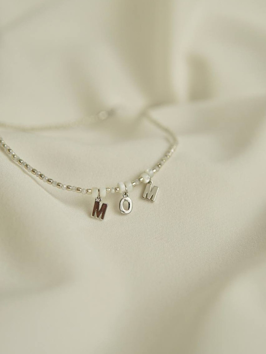 Чокер с буквами MOM