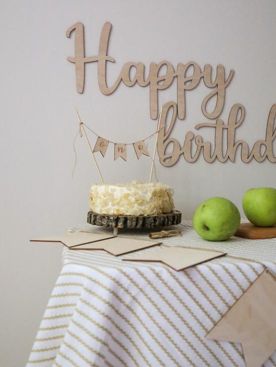 Надпись “Happy birthday”